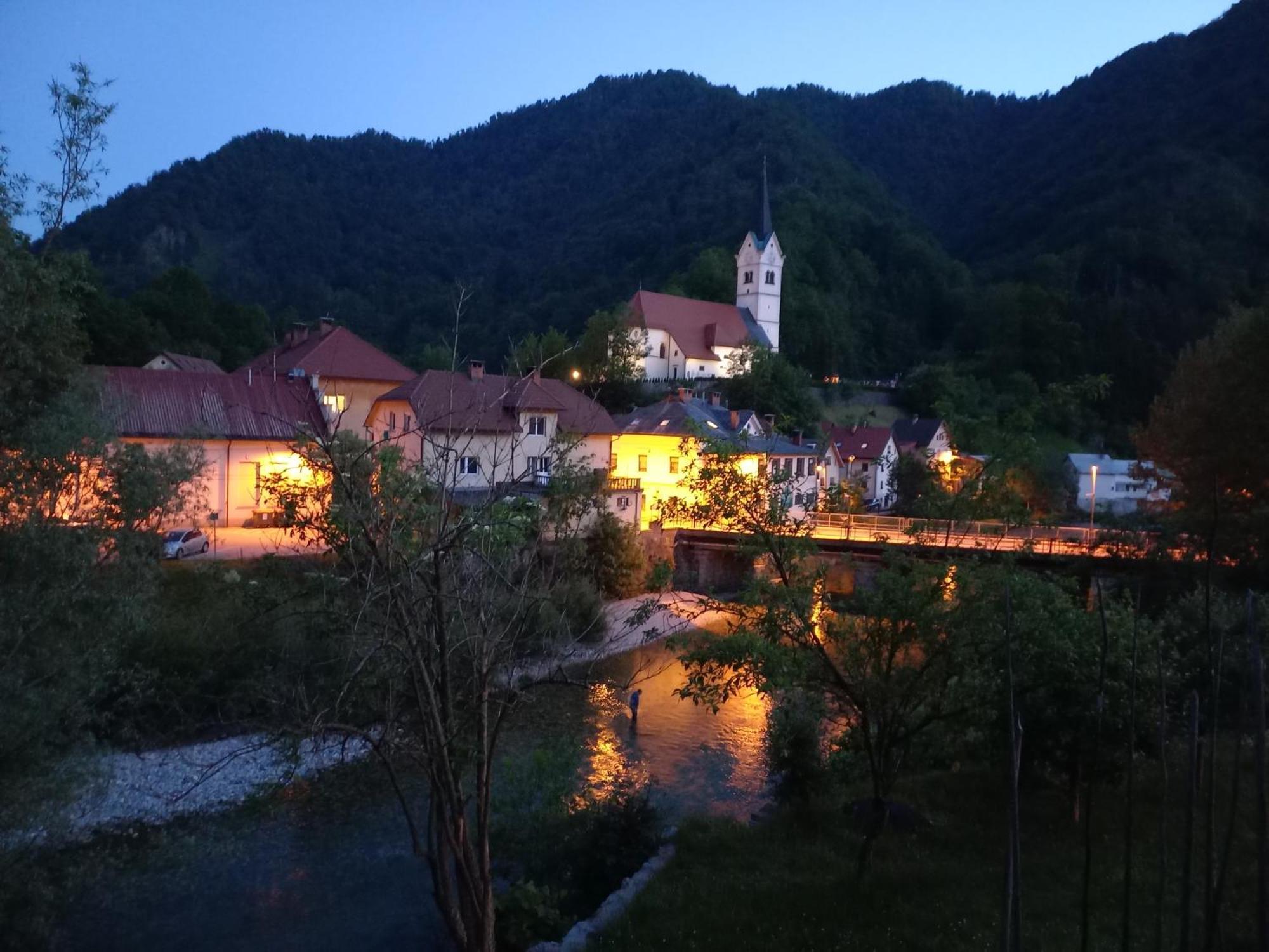Riverside Villa Avo - Apartment Sara Spodnja Idrija Rum bild